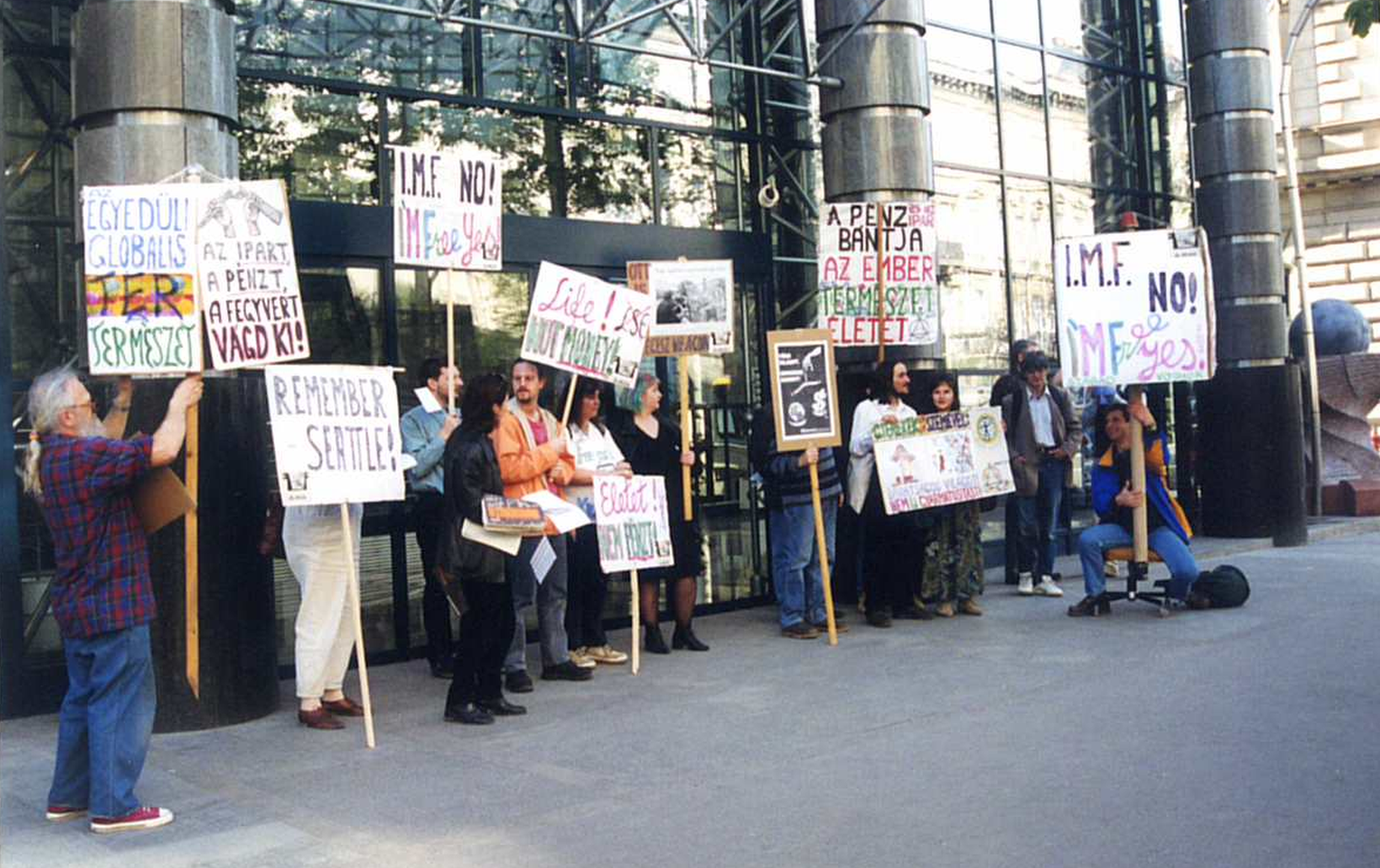 A Világbank budapesti irodája elé szervezett, Bankwatch inspirálta egyik, a bank befektetési elveit kritizáló tiltakozás a '90-es években